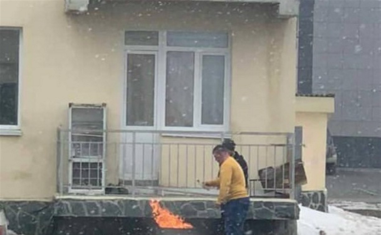 Сахалинцы в снегопад зажарили шашлык под балконом жилого дома