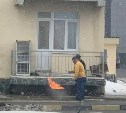 Сахалинцы в снегопад зажарили шашлык под балконом жилого дома