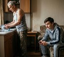 Сахалинец позаимствовал сим-карту у пенсионера и украл 385 тысяч рублей