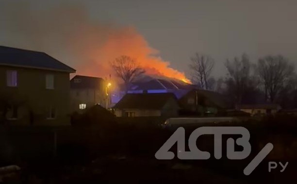 Крупный пожар в Южно-Сахалинске: здание бывшей школы выгорело на площади 800 "квадратов"