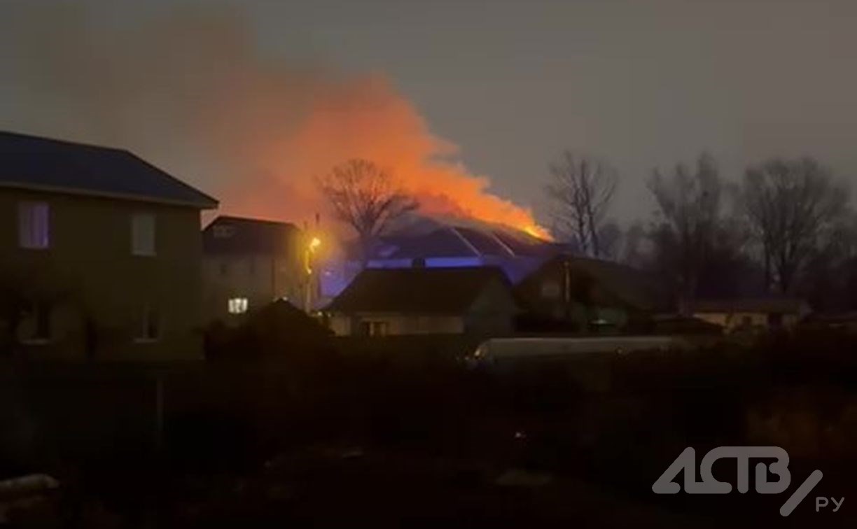 Крупный пожар в Южно-Сахалинске: здание бывшей школы выгорело на площади 800 "квадратов"