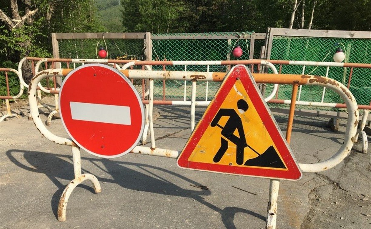 Проезд у школы №6 в Южно-Сахалинске закроют на неделю