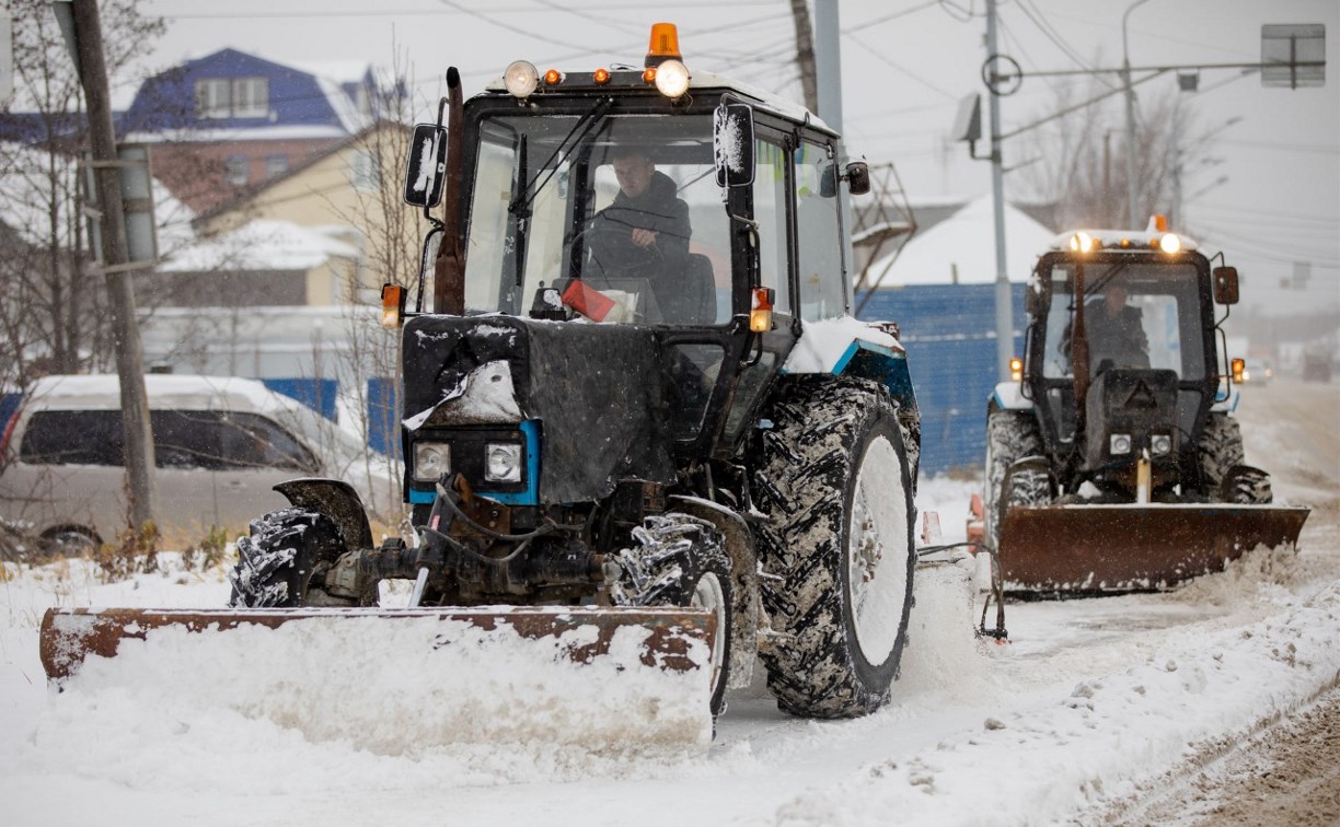 Южно-Сахалинск расчищают от первого снежного циклона