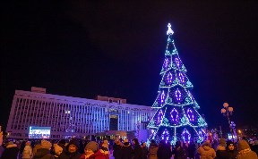 Главную сахалинскую елку открыли красочным шоу