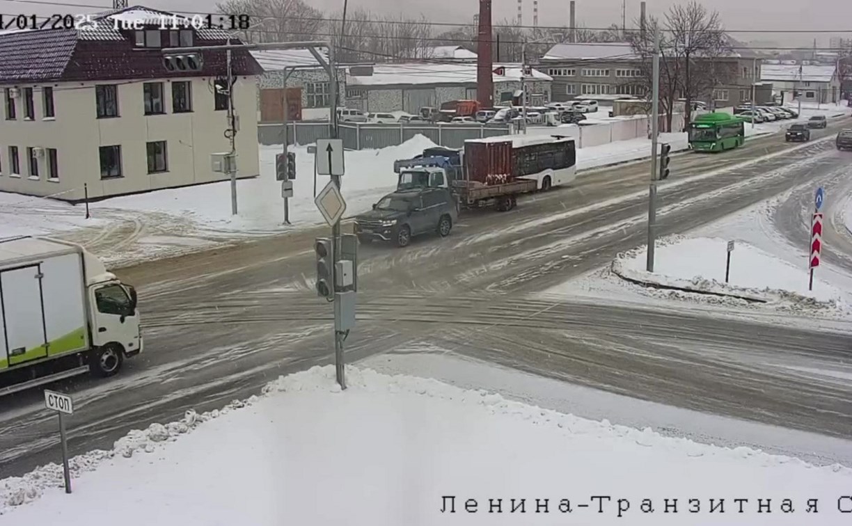 Резвый грузовичок "подвинул" рейсовый автобус на дороге в Южно-Сахалинске