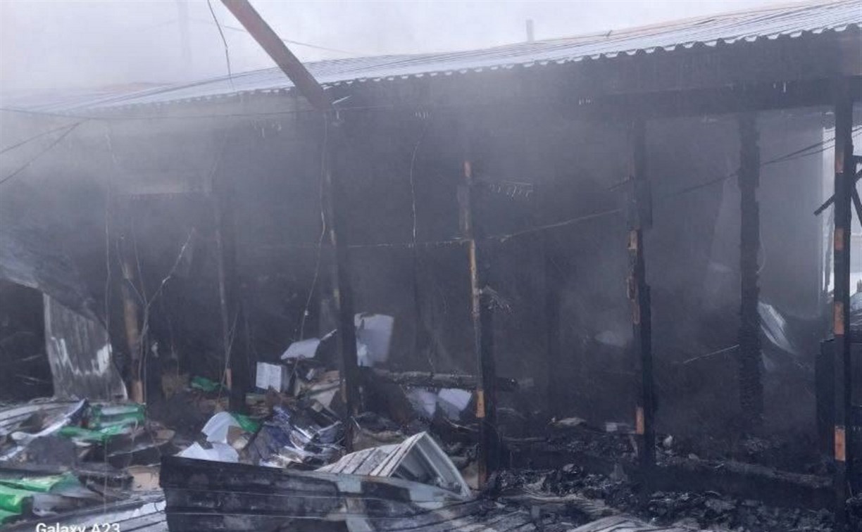 Больше шести часов пожарные на Сахалине тушили бытовой модуль
