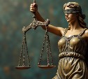 Сахалинке, поскользнувшейся в подъезде и получившей перелом, выплатят компенсацию