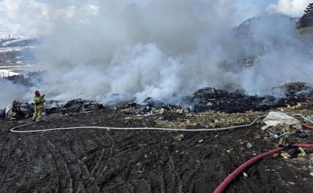 В Крабозаводском загорелся полигон бытовых отходов