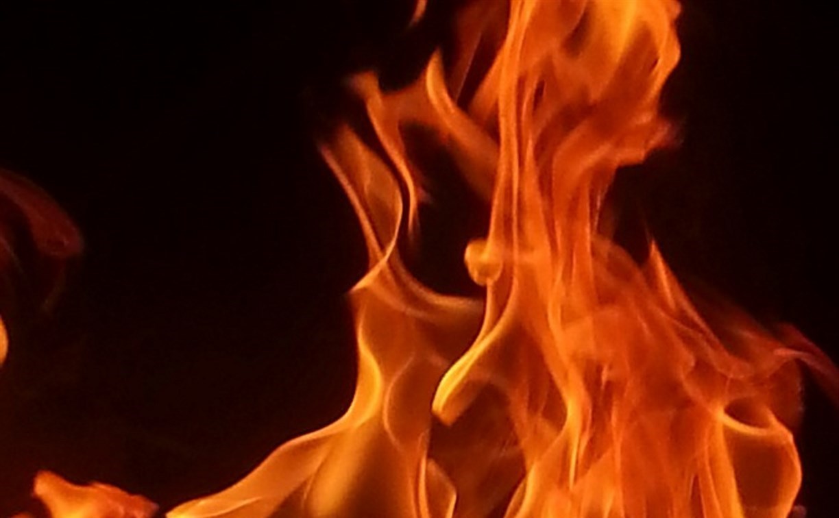 Одноэтажный домик сгорел в канун Нового года Южно-Сахалинске