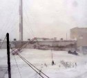 В Северо-Курильске ветром повалило вышку связи, в снегу увязла вахтовка с людьми