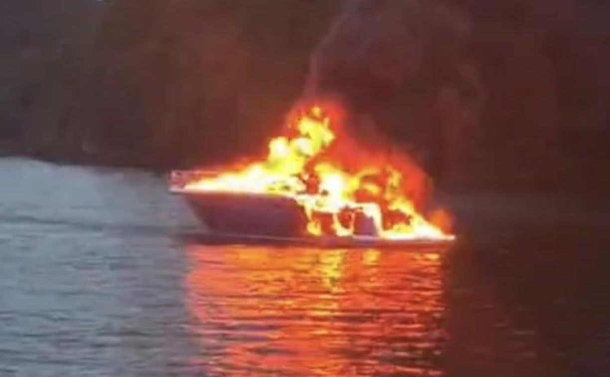 Во Владивостоке в бухте Новик сгорел катер