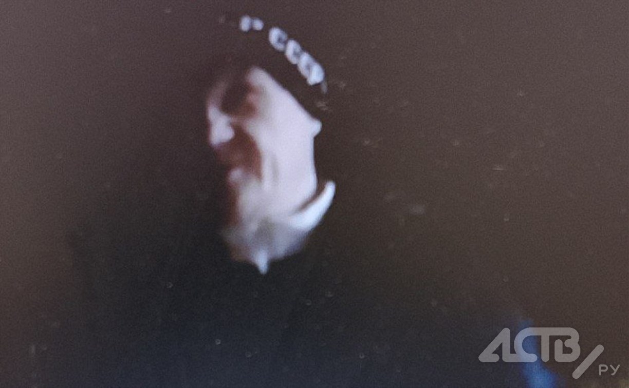 Розыск: в Южно-Сахалинске мужчина в "советской" экипировке ехал в такси с наркотиками