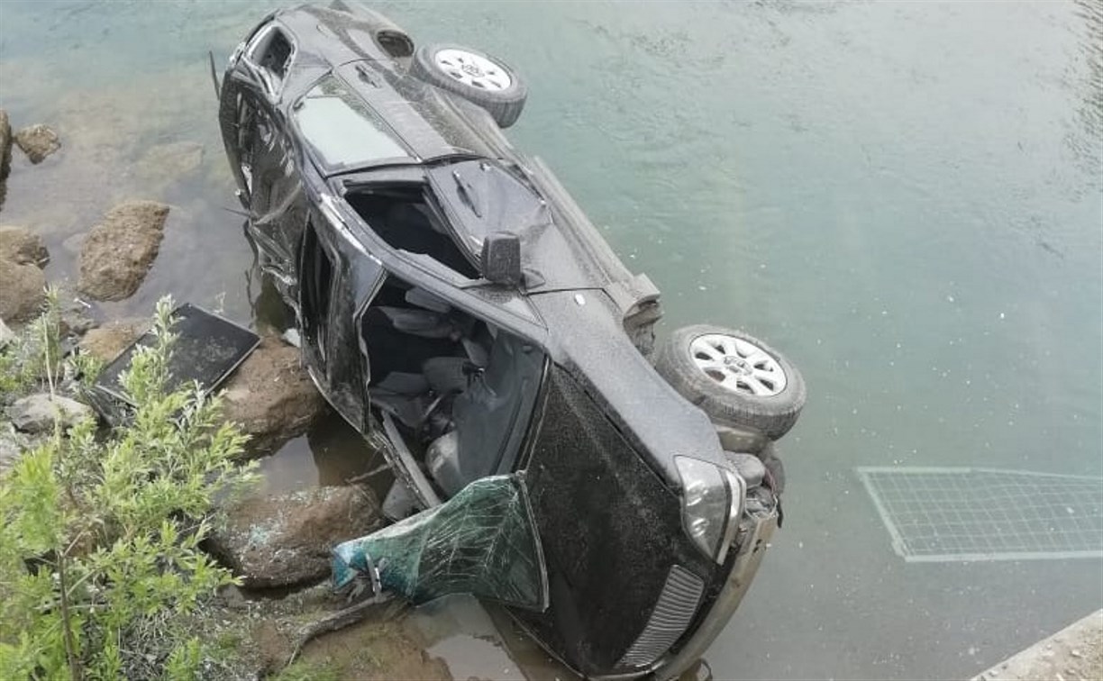 Кроссовер Toyota Harrier вылетел с моста в Поронайском районе