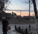 В Ногликах одновременно сносили дом и открывали новогоднюю ёлку