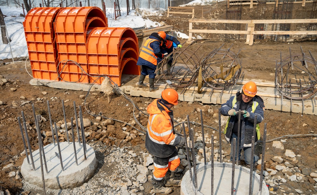 Горького продлят до "Зимы": что известно о строительстве дороги и капремонте корсаковской трассы 