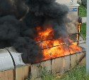 Прохожего, спалившего мусорные контейнеры в Южно-Сахалинске, засекла камера наблюдения