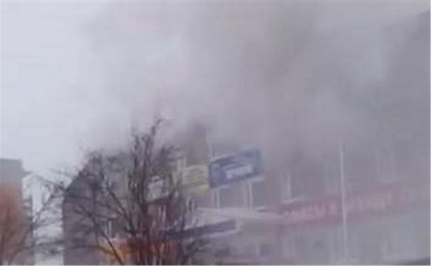 Все пожарные части города тушат офисное здание в Южно-Сахалинске