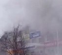 Все пожарные части города тушат офисное здание в Южно-Сахалинске