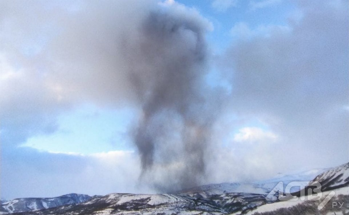 Курильский вулкан Эбеко выстрелил пеплом на высоту около двух км