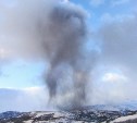 Курильский вулкан Эбеко выстрелил пеплом на высоту около двух км
