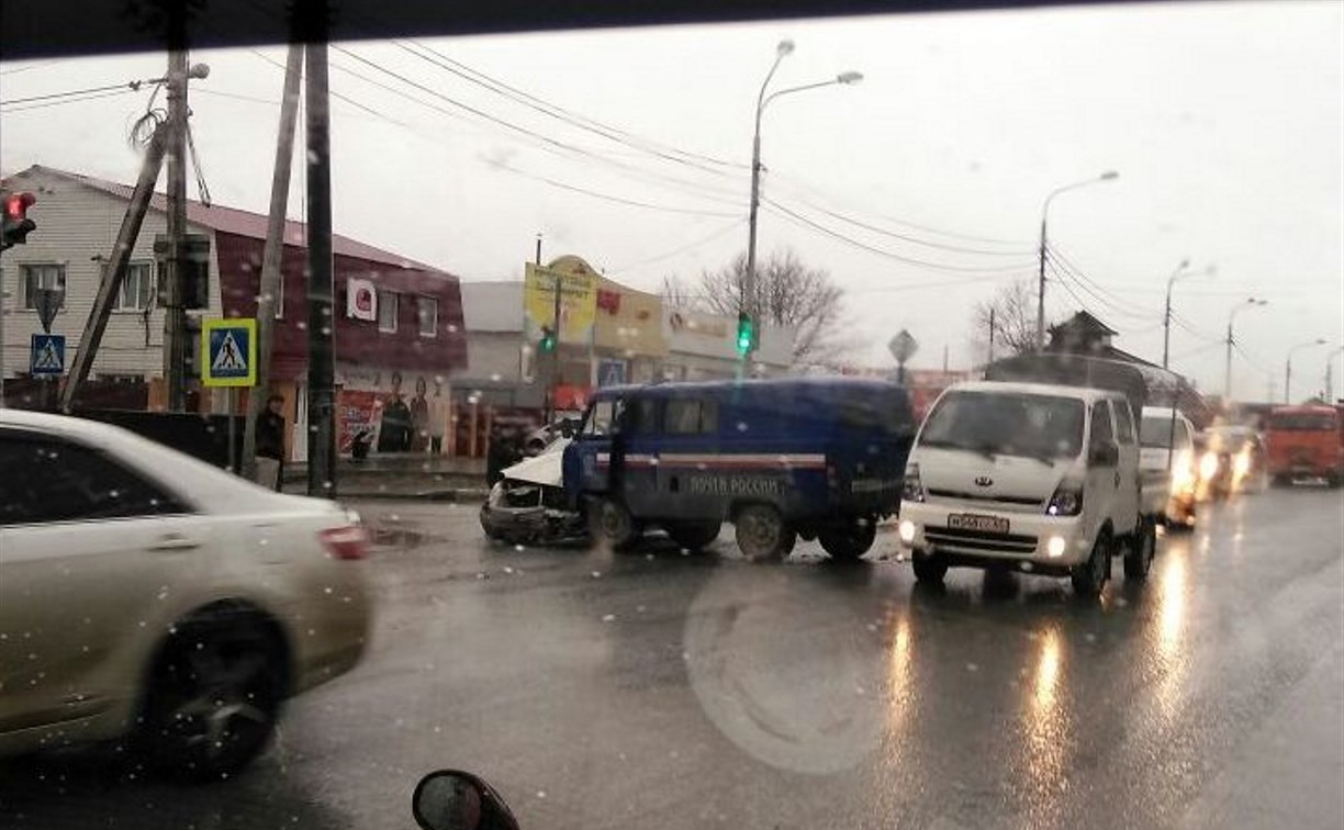 Toyota Raum и почтовый УАЗ столкнулись в Южно-Сахалинске