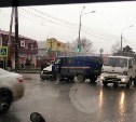 Toyota Raum и почтовый УАЗ столкнулись в Южно-Сахалинске