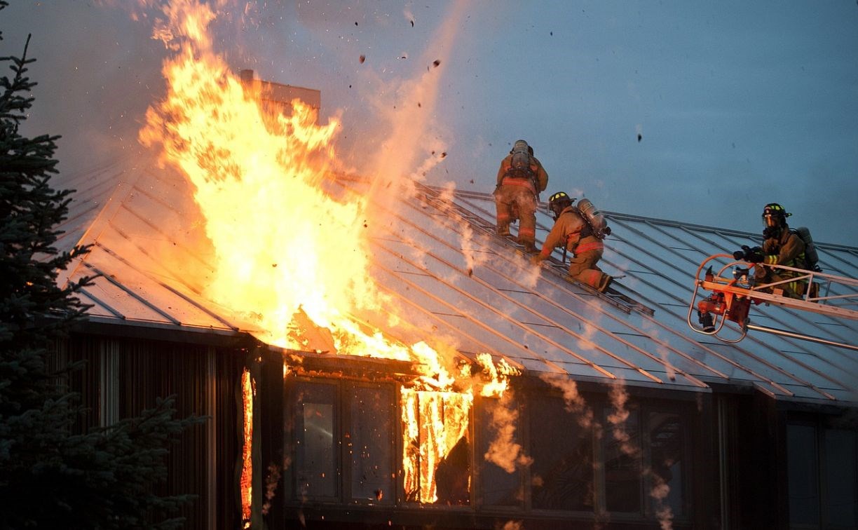 Огонь уничтожил крышу здания в Холмском районе