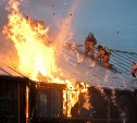 Огонь уничтожил крышу здания в Холмском районе