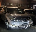 Аж номер слетел: неизвестный в Южно-Сахалинске врезался в стоящий Nissan и скрылся