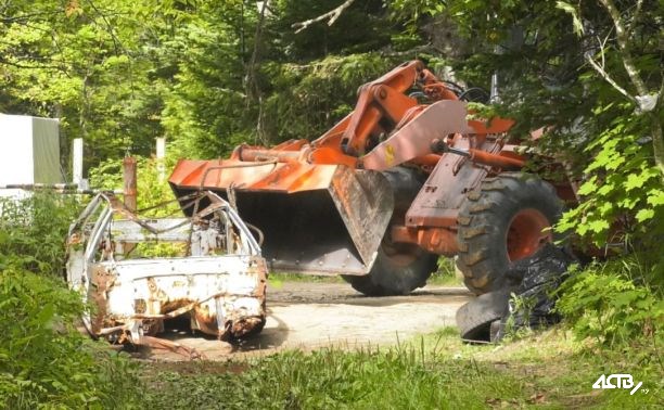 Коммунальщики раздавили старые авто в районе корсаковского озера Седых