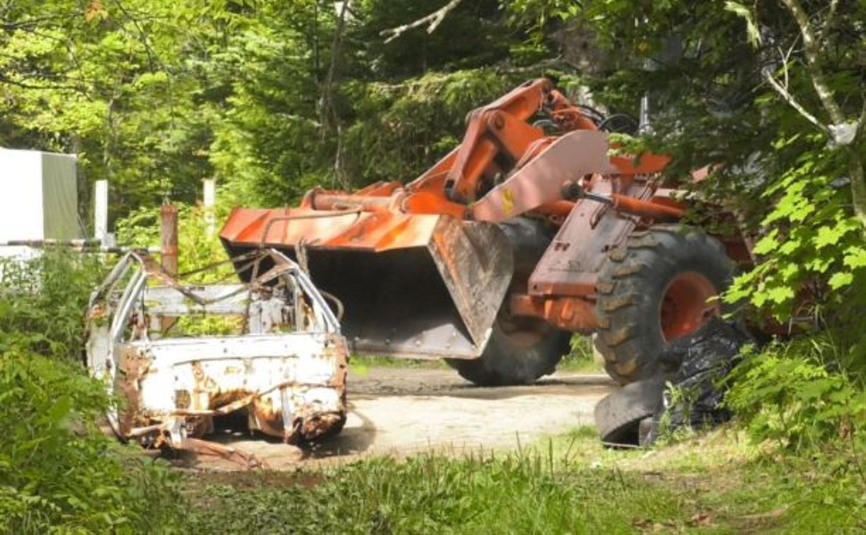 Коммунальщики раздавили старые авто в районе корсаковского озера Седых