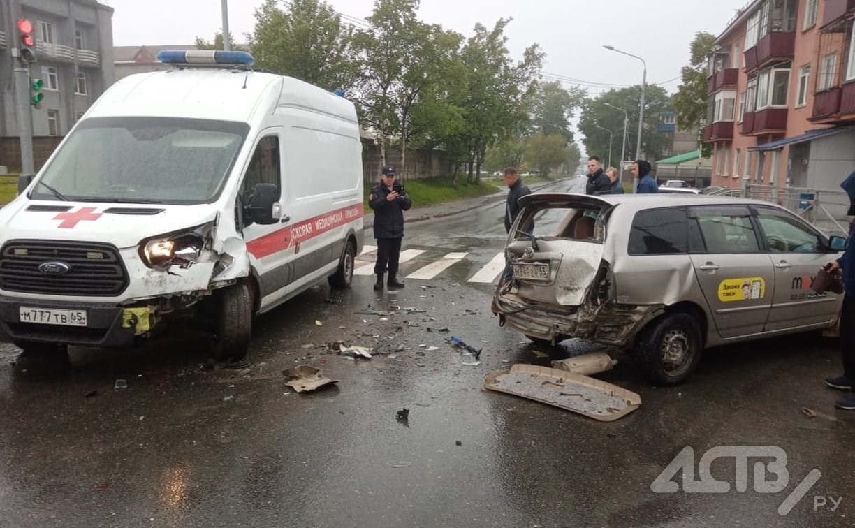 В Южно-Сахалинске в аварию попали такси, скорая и авто Росгвардии