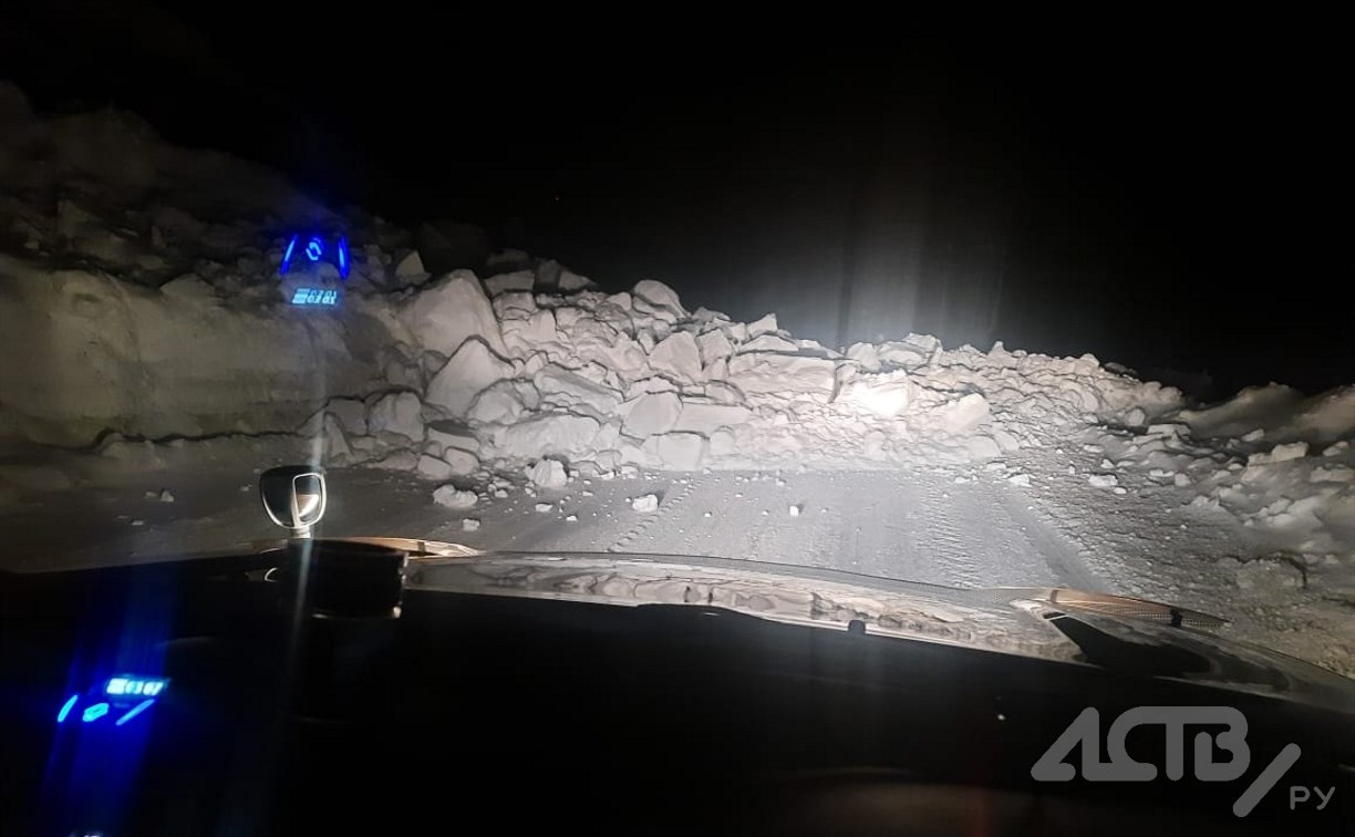 Около 150 кубометров снега сошло на дорогу в Невельском районе