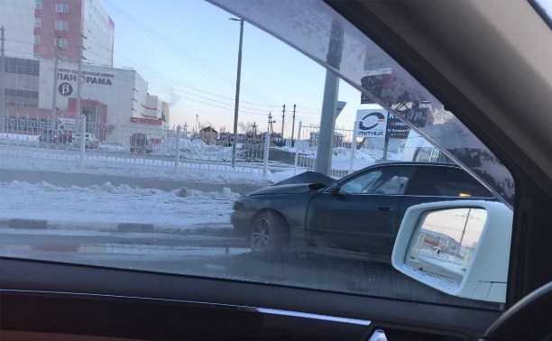 Два автомобиля за ночь врезались в столбы в Южно-Сахалинске