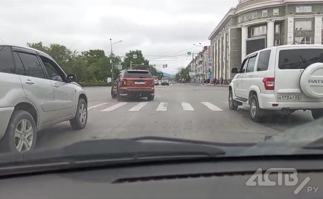 "Опасно и глупо": автомобилист в Южно-Сахалинске нагло нарушил ПДД на перекрёстке