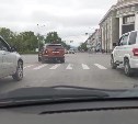 "Опасно и глупо": автомобилист в Южно-Сахалинске нагло нарушил ПДД на перекрёстке