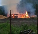 Две пожарные автоцистерны тушили бесхозную лесопилку в Макарове