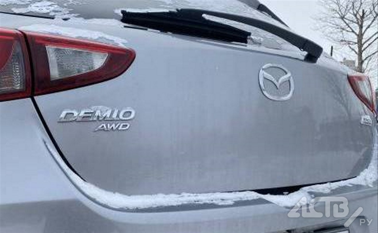 Неизвестный автомобиль врезался в "Мазда Демио" и скрылся с места ДТП в Южно-Сахалинске