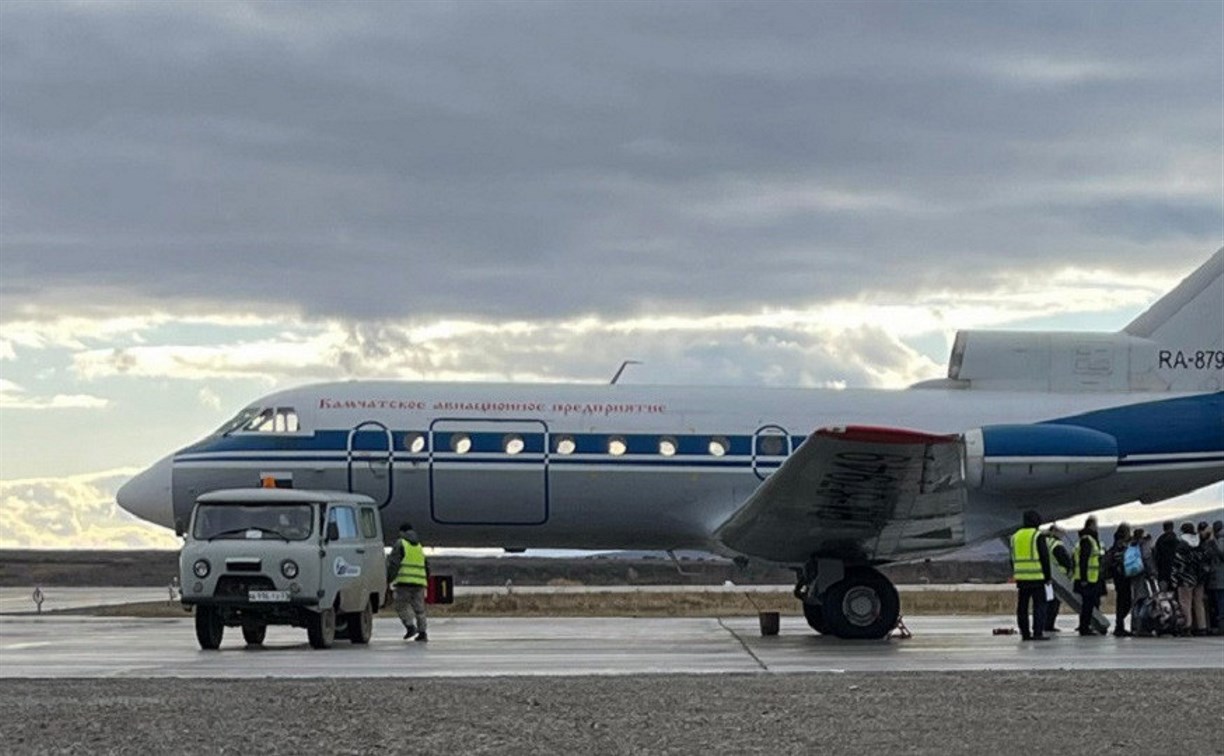 Камчатский авиадиспетчер остановил Як-40, собиравшийся лететь с открытой дверью