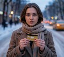 Южносахалинка нашла банковскую карту после драки у такси и оплатила свои покупки
