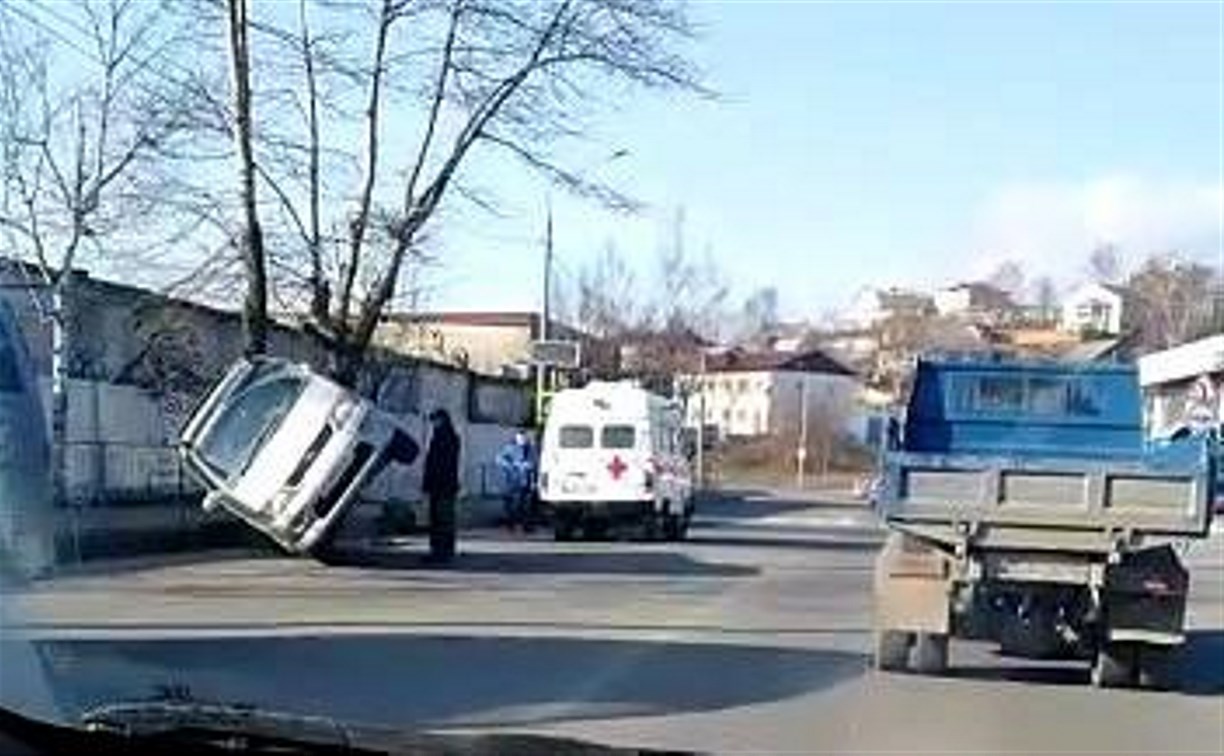 При столкновении легковушки и микроавтобуса в Корсакове пострадал человек