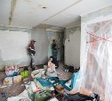  Министр соцзащиты области и городские чиновники контролируют ремонт в квартире пожилых сахалинок