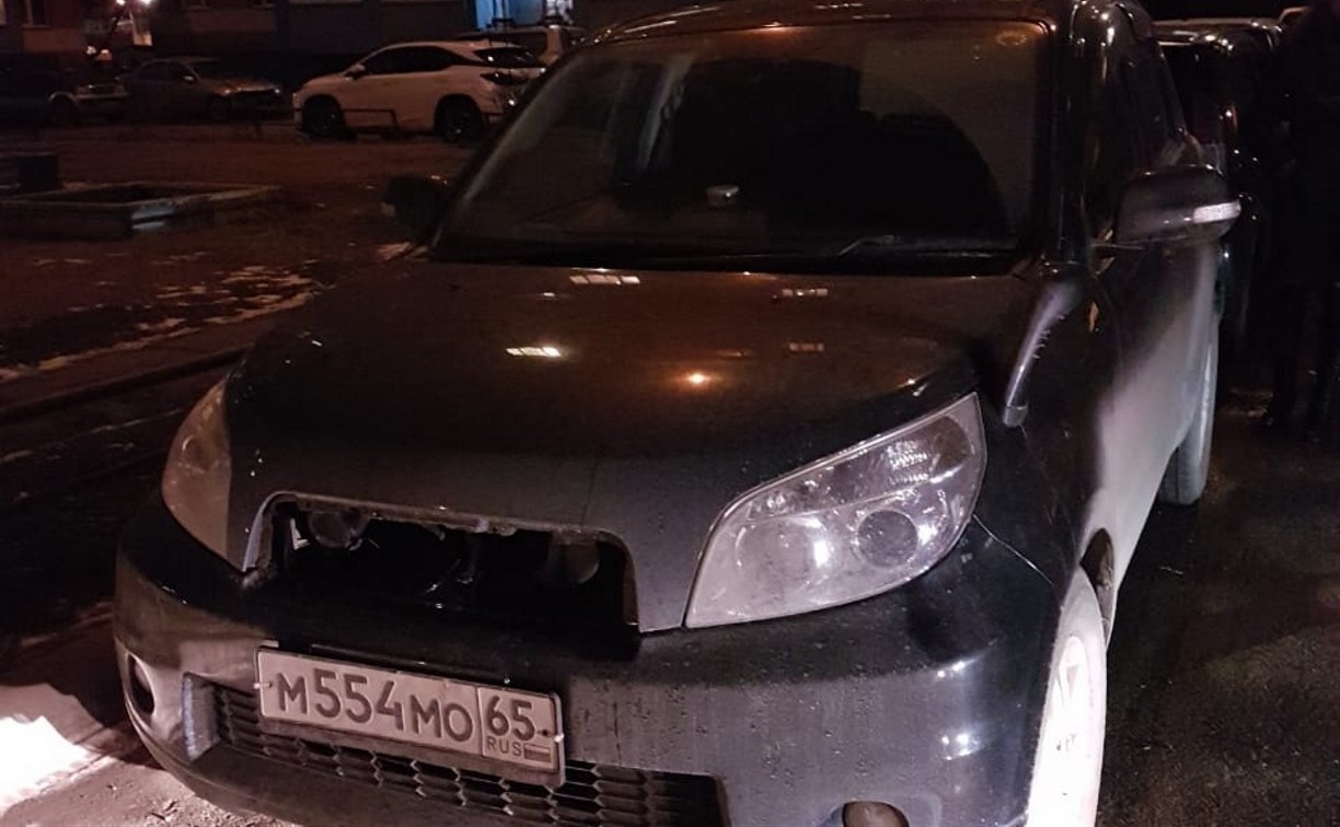 Автомобиль врезался в Toyota Rush в Южно-Сахалинске и скрылся с места ДТП