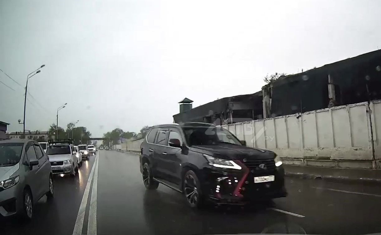 Чёрный Lexus в Южно-Сахалинске выскочил на встречку и перепугал водителей