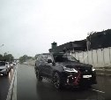 Чёрный Lexus в Южно-Сахалинске выскочил на встречку и перепугал водителей