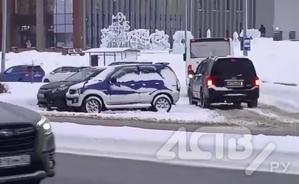 Автобус в Южно-Сахалинске попал в ловушку из-за припаркованных у спортшколы машин