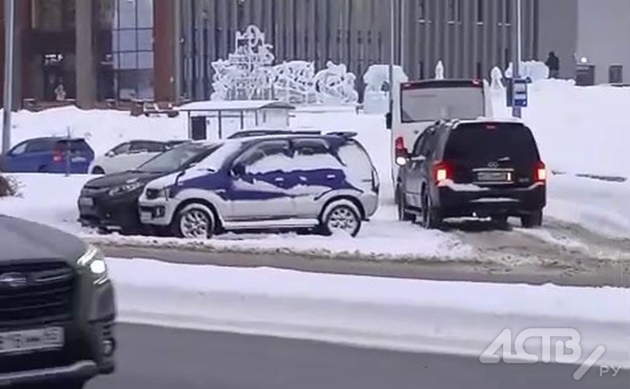 Автобус в Южно-Сахалинске попал в ловушку из-за припаркованных у спортшколы машин