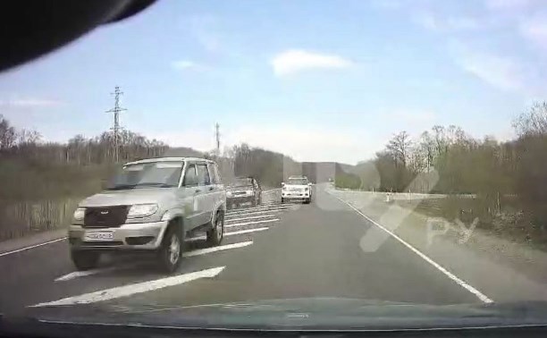 Сантиметры до трагедии: на Сахалине сразу два авто выскочили на встречку