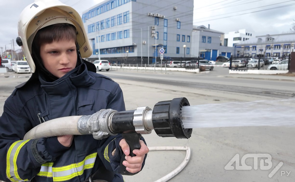 В боевой экипировке и с подарком: в Южно-Сахалинске спасатели встретились со школьником, потушившим пожар 