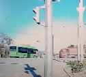 Столкновение самосвала с автобусом в Южно-Сахалинске показали с другого ракурса